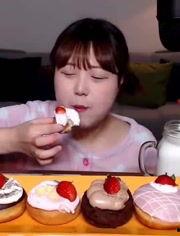 大脸妹吃播视频,美食诱惑，笑料连连